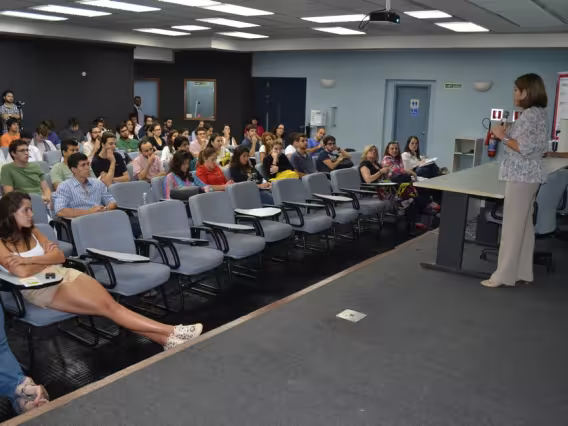 Palestra de Vera Cordeiro no Auditório Padre Anchieta. Fotógrafo Antônio Albuquerque. Acervo do Núcleo de Memória.