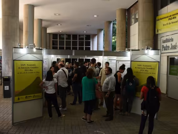 Apresentação de pôsteres em frente ao auditório Padre Anchieta. Fotógrafo Antônio Albuquerque. Acervo Núcleo de Memória.