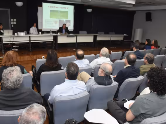 Palestra de abertura com Reitor Pe. Josafá S.J., no auditório Padre Anchieta. Fotógrafo Antônio Albuquerque.