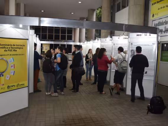 Apresentação de pôsteres nos pilotis do Ed. Cardeal Leme. Fotógrafo Antônio Albuquerque.