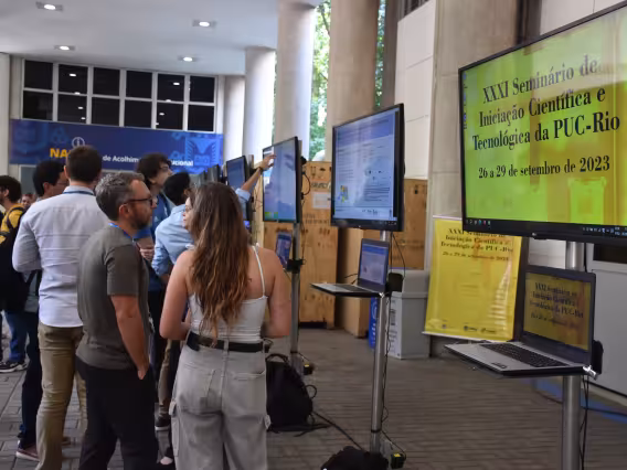 Apresentação de posteres digitais, nos pilotis do Ed. Cardeal Leme. Fotógrafo Antônio Albuquerque. 