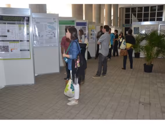 Exposição de pôsteres em frente ao Auditório Padre Anchieta. Fotógrafo Antônio Albuquerque. Acervo Núcleo de Memória.
