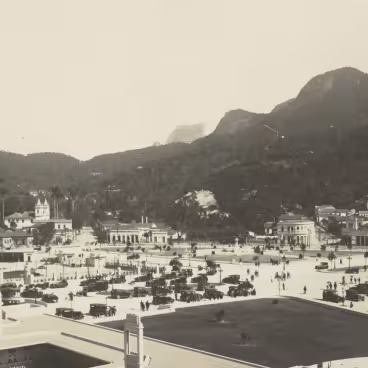 Vista da Gávea a partir do Jockey Club. À esquerda, o Morro Dois Irmãos. Ao centro, a Igreja de Nossa Senhora da Conceição da Gávea e o Largo das Três Vendas. À direita, a praça que posteriormente foi nomeada Santos Dumont. c. 1926. Fotógrafo Augusto Malta. Acervo do Instituto Moreira Salles.