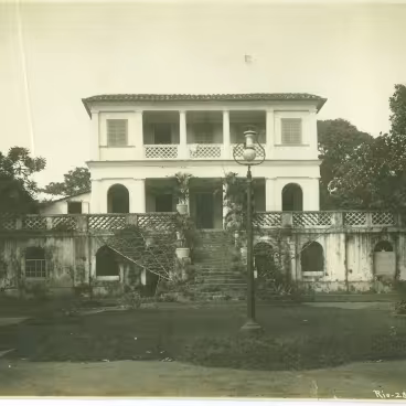 O Solar sofreu adaptações em seu traçado original feitas por sucessivas gerações de moradores, como as que aparecem na foto de Augusto Malta. 1917. Acervo Solar Grandjean de Montigny. 