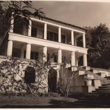 O Solar Grandjean de Montigny após a primeira das restaurações que procuraram restituir seu traçado original. 1966. Fotógrafo desconhecido. Acervo Núcleo de Memória da PUC-Rio.