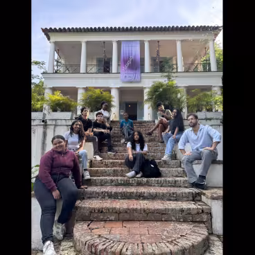 Alunos NEAM das Oficinas de Memória participam de atividade no Solar Grandjean de Montigny. 2025. Fotógrafo Eduardo Gonçalves. Acervo Núcleo de Memória da PUC-Rio.