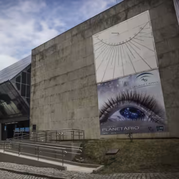 Entrada do Museu do Universo, anexo ao Planetário da Gávea. 2015. Divulgação / Prefeitura do Rio de Janeiro.