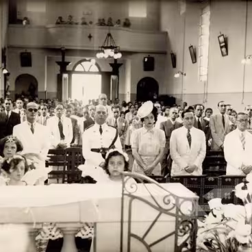 Interior da Igreja da Gávea. Augusto do Amaral Peixoto (pai), Augusto do Amaral Peixoto e outros durante missa na Gávea pela chegada da Europa. 1940. Fotógrafo desconhecido. Acervo do CPDOC FGV.