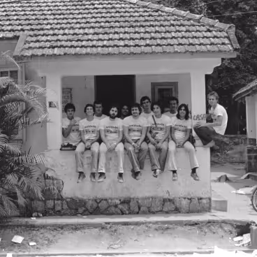 Membros da chapa Unidade reunidos na varanda do Diretório Acadêmico Adhemar Fonseca, dos cursos de Engenharia, na casa III, para as eleições do DCE. 1979. Fotógrafo: Alfredo Jefferson de Oliveira. Acervo Núcleo de Memória da PUC-Rio. 