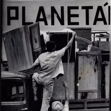 Remoção de moradores do Parque Proletário que residiam no terreno no qual foi construído o Planetário. 1970. Fotógrafo Paulo Fonseca. Acervo Correio da Manhã / Arquivo Nacional.