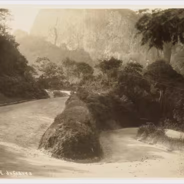 Trecho em forma de S da Estrada da Gávea antes da pavimentação. 1928. Fotógrafo Augusto Malta. Acervo do Instituto Moreira Salles.