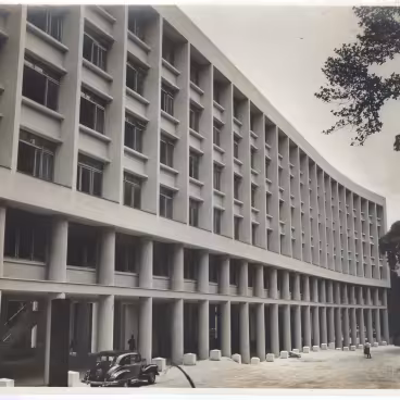 Vista dos fundos do Edifício Central recém inaugurado, pouco antes da construção do ITUC. 1956. Fotógrafo desconhecido. Acervo Núcleo de Memória da PUC-Rio.