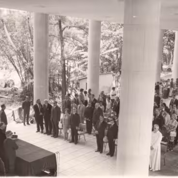 Homenagem ao Cardeal Frings e ao povo alemão que contribuiu para a construção do prédio da Biblioteca. Presentes à mesa de autoridades, o Prelado Papal Pe. Gottfried Dossing e o Embaixador da Alemanha, Erhenfried von Holleben. Ambos receberam a medalha Cardeal Leme. 1967. Fotógrafo desconhecido. Acervo do Núcleo de Memória da PUC-Rio.