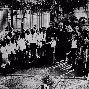 Alunos e professores da Escola Luiz Delfino recebem a poetisa chilena Gabriella Mistral. Revista Beira-mar, 15 de novembro de 1937.