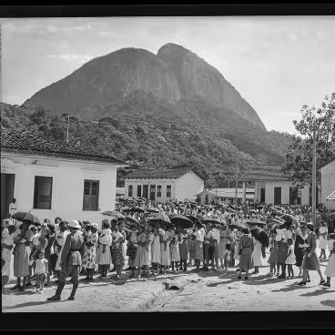 Distribuição de brinquedos no Parque Proletário da Gávea por Cecy Dodsworth, primeira-dama do Distrito Federal. 1942. Fotógrafo desconhecido. Fundo Agência Nacional. Arquivo Nacional.