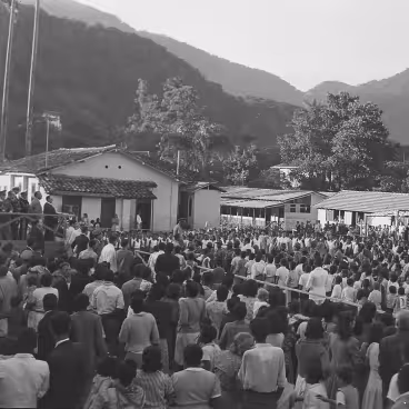 O presidente Getúlio Vargas visita o Parque Proletário da Gávea. 1943. Fundo Agência Nacional. Arquivo Nacional.