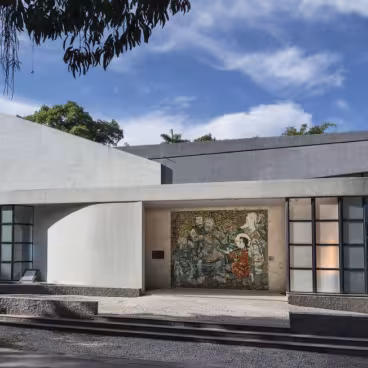 Entrada principal da Igreja do Sagrado Coração de Jesus com os vitrais e o mosaico de Portinari. 2015. Fotógrafo: César Barreto. Acervo Núcleo de Memória da PUC-Rio.