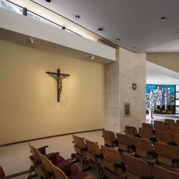 Cristo Crucificado posicionado na lateral da nave da Igreja do Sagrado Coração de Jesus. 2015. Fotógrafo: Cesar Barreto. Acervo Núcleo de Memória da PUC-Rio.