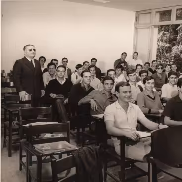 Alunos da Escola Politécnica em aula no Edifício Central. 1967. Fotógrafo desconhecido. Acervo Núcleo de Memória da PUC-Rio.