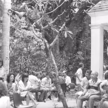 Sarau no fim de tarde no Solar Grandjean de Montigny. O prof. João Célio Barros Brandão (CETUC) toca o violão. c. 1979. Fotógrafo  Antônio Albuquerque. Acervo Núcleo de Memória da PUC-Rio.