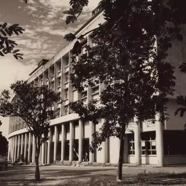Vista do Edifício Central. À direita da imagem, no Pilotis, o Bar do Seu Zé, local de alimentação no campus. 1963. Fotógrafo desconhecido. Acervo Núcleo de Memória da PUC-Rio.