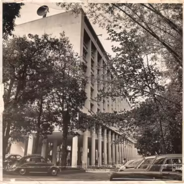 Edifício da Amizade, vista da fachada da Ala Kennedy. 1965c. Fotógrafo desconhecido. Acervo do Núcleo de Memória da PUC-Rio.