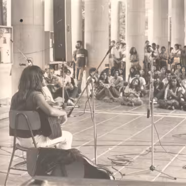 Sarau nos pilotis organizado pelo Musiclube. 1981. Fotógrafo: Antônio Albuquerque. Acervo do Núcleo de Memória da PUC-Rio.