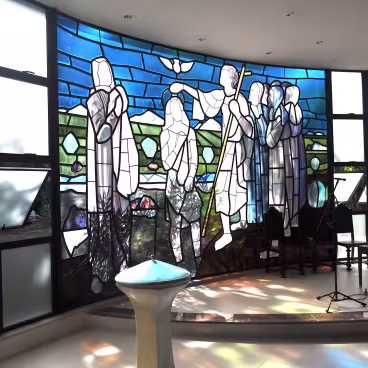 Vitral O Batismo de Jesus instalado próximo à pia batismal na Igreja do Sagrado Coração de Jesus. 20/06/2011. Fotógrafo: Antônio Albuquerque. Acervo Núcleo de Memória da PUC-Rio.