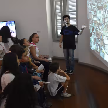 Visita de alunos da Escola Jockey Club Brasileiro à Exposição Gávea: Território de Diversidades. 2018. Fotógrafo Antônio Albuquerque. Acervo Núcleo de Memória da PUC-Rio.