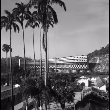 Conj. Residencial Marquês de São Vicente, projeto inovador de Affonso Reidy para moradia de população de baixa renda, ainda em construção. Em primeiro plano, o Parque Proletário da Gávea. 1951. Fotógrafo Marcel Gautherot. Acervo Instituto Moreira Salles.