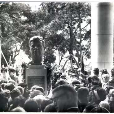 Inauguração do busto de John Kennedy e da Ala em sua homenagem, com a presença do senador e irmão do presidente assassinado, Robert (Bob) Kennedy. 1965. Fotógrafo desconhecido. Acervo do Núcleo de Memória da PUC-Rio.