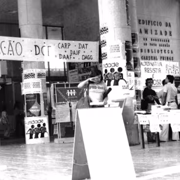 Campanha eleitoral para o DCE e centros acadêmicos. Faixas e cartazes ocupam os pilotis com propaganda das chapas: Viração, Alternativa e Unidade.1974. Fotógrafo Marcus Mello. Acervo do Núcleo de Memória da PUC-Rio.
