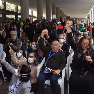Professores, alunos, funcionários entre outros manifestantes reunidos no evento Pilotis pela Democracia, em 11/08/2022. Fotógrafo Antônio Albuquerque. Acervo Acervo Núcleo de Memória da PUC-Rio. 