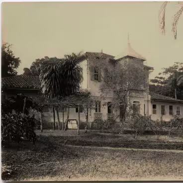 Sede do Engenho de Nossa Senhora da Conceição da Lagoa. Residência do primeiro diretor da Fábrica de Pólvora, Carlos Antônio Napion, e de João Barbosa Rodrigues, diretor do Jardim Botânico do Rio de Janeiro. s.d.. Fotógrafo desconhecido. Acervo Fotográfico do Instituto de Pesquisas Jardim Botânico do Rio de Janeiro (JBRJ).