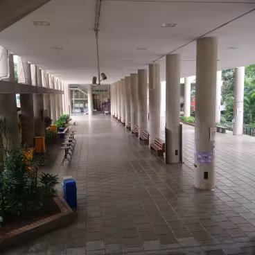 O estranhamento da imagem do Pilotis vazio durante a pandemia de COVID-19. 2021. Fotógrafo prof. Leonardo Pereira. Acervo pessoal.