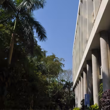 A fachada do Edifício Cardeal Leme, o primeiro edifício construído no campus da Gávea, traz a marca da arquitetura da PUC-Rio, os pilotis. 2013. Fotógrafo Antônio Albuquerque. Acervo Núcleo de Memória da PUC-Rio.