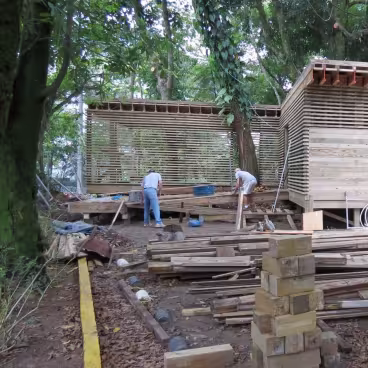 Construção da Estação de Educação Ambiental da PUC-Rio com madeira certificada pelo IBAMA. 02/04/2012. Fotógrafo: Antônio Albuquerque. Acervo Núcleo de Memória da PUC-Rio. 