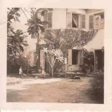 Criança brinca nos fundos do Solar, então residência familiar. Fotógrafo desconhecido. 1947c.. Acervo: sra. Maria José Teixeira Soares.