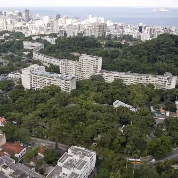 Foto aérea do campus Gávea. Em primeiro plano, a Rua Marquês de São Vicente. Ao fundo, o bairro e a praia do Leblon. 2010. Fotógrafo Nilo Lima. Acervo do Núcleo de Memória da PUC-Rio.