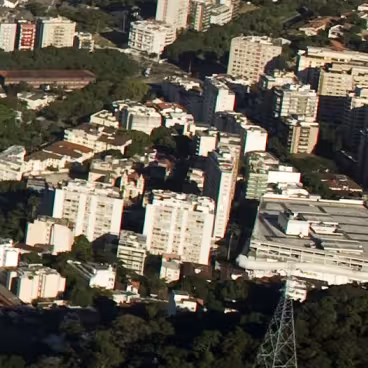 Vista aérea do bairro da Gávea. Ao centro, a Igreja de Nossa Senhora de Conceição da Gávea. 2010. Fotógrafo Nilo Lima. Acervo do Núcleo de Memória da PUC-Rio.
