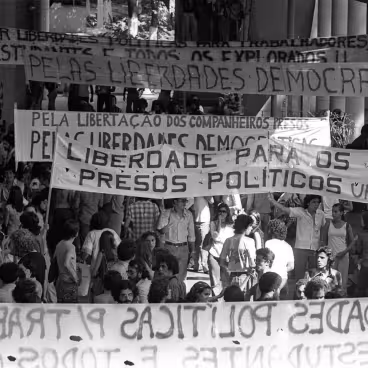 Manifestação estudantil pelas liberdades democráticas e libertação de presos políticos no período da Ditadura.1977. Fotógrafo desconhecido. Acervo Jornal O Globo.
