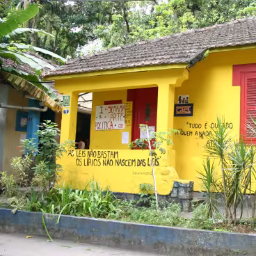 No início dos anos 1960, o primeiro centro acadêmico instalado na Vila dos Diretórios foi o Centro Acadêmico Eduardo Lustosa, do curso de Direito, na casa IV. 2009. Fotógrafo: Antônio Albuquerque. Acervo Núcleo de Memória da PUC-Rio.