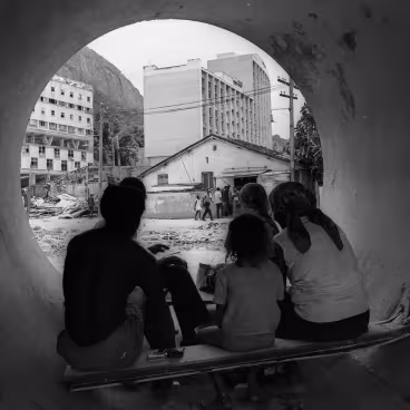 Remoção dos moradores para demolição do Parque Proletário da Gávea. Eles observam o Edifício Cardeal Leme. 1974. Fotógrafo Vidal. Acervo Agência O Globo.