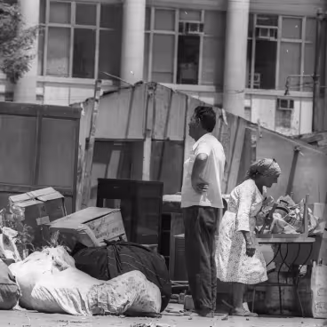 Moradores com seus móveis no dia da remoção definitiva do Parque Proletário da Gávea, tendo ao fundo o Edifício da Amizade. 1974. Fotógrafo Vidal. Acervo Agência O Globo.