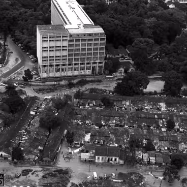 Vista aérea do Parque Proletário da Gávea, com o campus da PUC-Rio ao fundo.1974. Fotógrafo Luís Pinto. Acervo Agência O Globo.