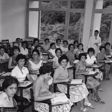 Alunas da Faculdade de Filosofia em sala de aula. 1959. Fotógrafo n.i. Acervo Agência O Globo