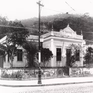 Fachada da Escola Municipal Luiz Delfino. 1931. Fotógrafo Augusto Malta. Acervo do Arquivo Geral da Cidade do Rio de Janeiro.