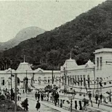 A Vila Orsina da Fonseca no dia de sua inauguração, em 15/11/1913. No centro da foto, as escolas operárias, hoje denominadas Júlio de Castilhos e Manoel Cícero. Revista Careta, p. 47, 22/11/1913. Disponível na Hemeroteca Digital da Biblioteca Nacional.