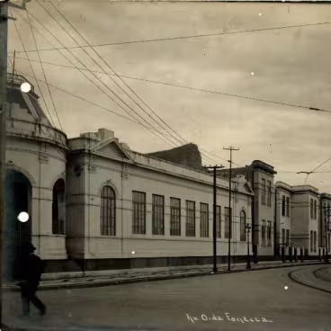 À esquerda a Escola Manoel Cícero, contígua à Vila Operária Orsina da Fonseca. c. 1926. Fotógrafo Augusto Malta. Acervo do Museu da Imagem e do Som do Rio de Janeiro.