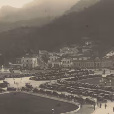 Detalhe de foto da Praça do Jockey, hoje Praça Santos Dumont. Ao fundo, as escolas Júlio de Castilhos e Manoel Cícero. c. 1926. Fotógrafo Augusto Malta. Acervo do Museu da Imagem e do Som do Rio de Janeiro.